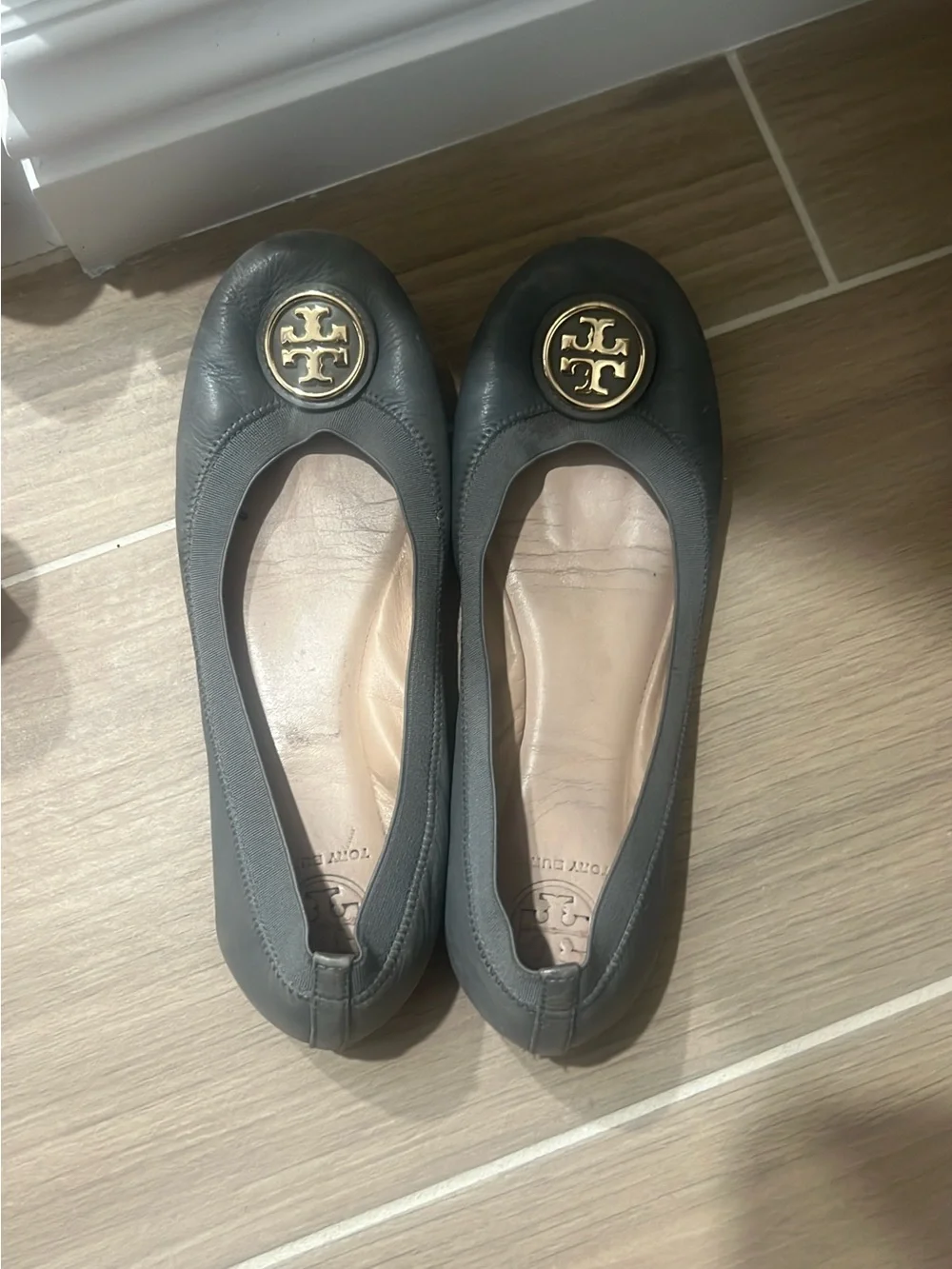 Tory Burch Gray Leather Reva Logo Ballet Flats - Picture 2 of 3